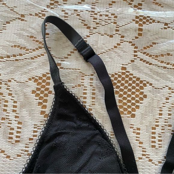 4/$20 ⭐️ Victoria’s Secret • Lace Triangle Cup Padded Bralette in Black - Picture 5 of 12
